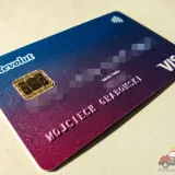 Karta Revolut Visa z chipem i danymi właściciela. To nowoczesne narzędzie płatnicze, które ułatwia zarządzanie finansami.