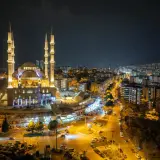 Piękny meczet nocą, oświetlony w mieście. Wiele osób zastanawia się, ramadan co to, szukając odpowiedzi w takich miejscach.