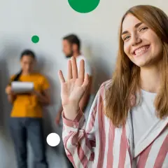 Uśmiechnięta dziewczyna macha na powitanie, mówiąc "dzien dobry po wlosku". W tle szkoła językowa Belle Parole.