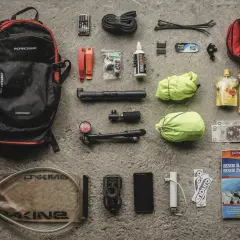 Plecak, pompka, łatki, multitool, apteczka, mapa i przekąski – to wszystko, co zabrać w góry na rowerową wyprawę.