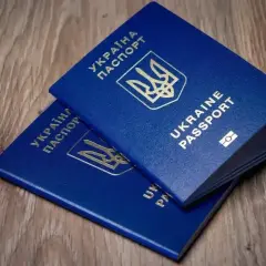 Dwa niebieskie paszporty Ukrainy leżą na drewnianym blacie. Czy wystarczy paszport, czy potrzebny jest dowód na wyjazd do Turcji?