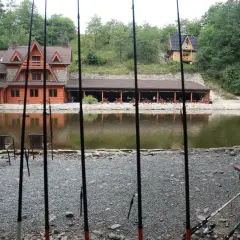 Gdzie na ryby z noclegiem? Odkryj najlepsze łowiska w Polsce!