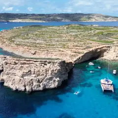 Malta jest bezpieczna, zwłaszcza w tak urokliwych zatoczkach z krystalicznie czystą wodą, gdzie można podziwiać łodzie i skaliste wybrzeża.