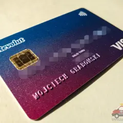 Karta Revolut Visa z chipem i danymi właściciela. To nowoczesne narzędzie płatnicze, które ułatwia zarządzanie finansami.