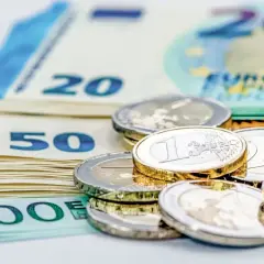 Stos banknotów euro (20, 50, 100) i monet. Zastanawiasz się, ile euro można przewieźć przez granicę na osobę?