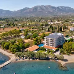 Hotel z panelami słonecznymi nad morzem, z plażą i górami w tle. Wakacje na wyspie Evia.