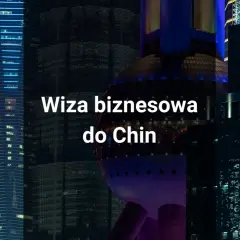 Nocny widok na nowoczesne drapacze chmur w Szanghaju. Napis "Wiza biznesowa do Chin" sugeruje podróż służbową.