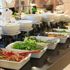 Bufet z sałatkami i sosami, idealny na pełne menu plus. Świeże warzywa i zioła kuszą, by skomponować własną, zdrową porcję.