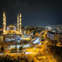 Piękny meczet nocą, oświetlony w mieście. Wiele osób zastanawia się, ramadan co to, szukając odpowiedzi w takich miejscach.