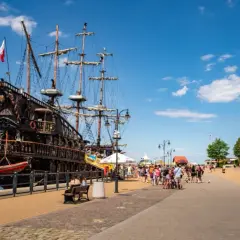 Ustka: Gdzie leży i dlaczego to idealny kurort na Twój urlop?