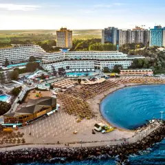 Widok na kurort nad Morzem Czarnym, idealne miejsce na rumuńskie wakacje. Hotele, plaża z leżakami i baseny.