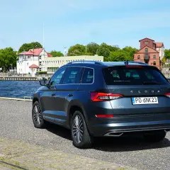 Warszawa-Ustka 2026: Samochód czy pociąg? Najszybciej nad morze!