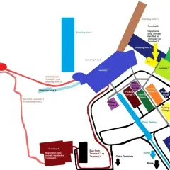 Schemat lotniska Rzym Fiumicino: terminale 1, 2, 3, 5, parkingi, stacja kolejowa, Hilton, połączenia autobusowe i kolejowe.