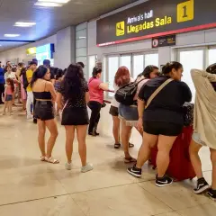 Kolejka podróżnych na lotnisku w Hiszpanii, przy tablicy "Arrivals hall Llegadas Sala 1".