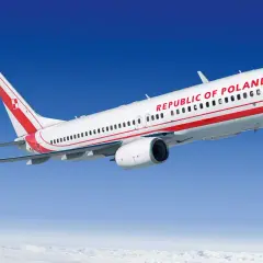 Biało-czerwony boeing 737 z napisem "REPUBLIC OF POLAND" na tle błękitnego nieba i chmur.