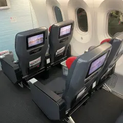 Dreamliner lot klasa ekonomiczna. Siedzenia w samolocie z ekranami rozrywki pokładowej, gotowe na podróż.