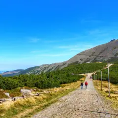 Karpacz jakie to góry? To Śnieżka, majestatyczny szczyt Karkonoszy, gdzie kamienna ścieżka prowadzi ku niebu.