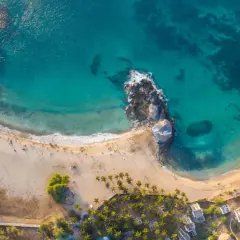 Idealne miejsce, gdzie na wakacje w listopadzie: piaszczysta plaża, turkusowa woda i palmy.