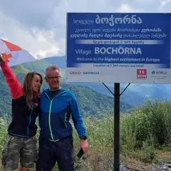 Para podróżników z flagą Gruzji w Bochorna, najwyżej położonej osadzie w Europie. Odpowiedź na pytanie: czy w Gruzji jest bezpiecznie? Tak!