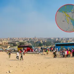 Turyści zwiedzają Egipt, a mapa lotów nad regionem sugeruje, że czy Egipt jest bezpieczny po ataku na Iran, nie wpływa na ruch lotniczy.