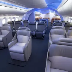 Wnętrze Boeing 787-9 Dreamliner LOT. Rozkład miejsc w klasie biznes, wygodne fotele.