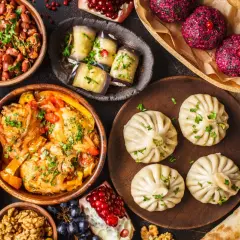 Bogactwo smaków Gruzji: khinkali, fasola, bakłażany, ser i mięso w sosie. Pyszne dania gruzińskie na stole.