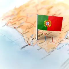 Flaga Portugalii na mapie, wskazująca Lizbonę. "Olá" - pozdrowienie po portugalsku.