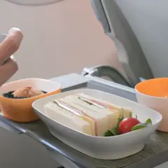 Na tacy w samolocie Ryanair kanapki, przekąska i napój. Czy można wziąć jedzenie do samolotu Ryanair? Tak, ale sprawdź zasady.