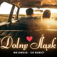Para w samochodzie podczas zachodu słońca, odkrywająca romantyczne miejsca Dolny Śląsk.