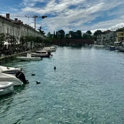 Włoski kanał z łodziami i kawiarniami. Idealne miejsce na naukę podstawowych zwrotów po włosku, np. "Ciao!" lub "Grazie!".