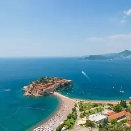 Wyspa Sveti Stefan, perła Czarnogóry, idealne miejsce na wakacje. Błękitne morze, piaszczysta plaża i urokliwe miasteczko.