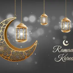 Złoty księżyc i latarnie wiszą w tle, tworząc magiczną atmosferę na czas ramadanu.