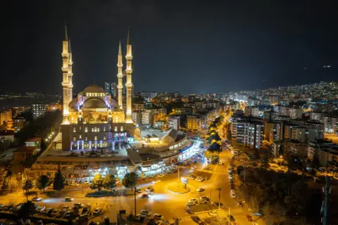 Piękny meczet nocą, oświetlony w mieście. Wiele osób zastanawia się, ramadan co to, szukając odpowiedzi w takich miejscach.