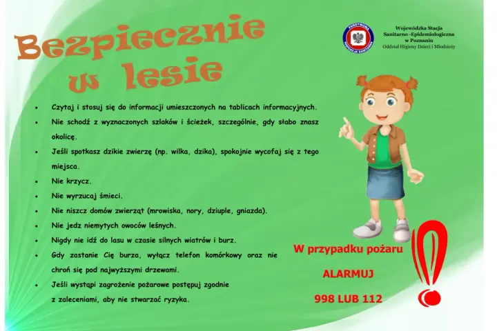 Dziewczynka przypomina o zasadach bezpiecznych wakacji w lesie: czytaj tablice, nie schodź ze szlaków, unikaj dzikich zwierząt i pożarów.