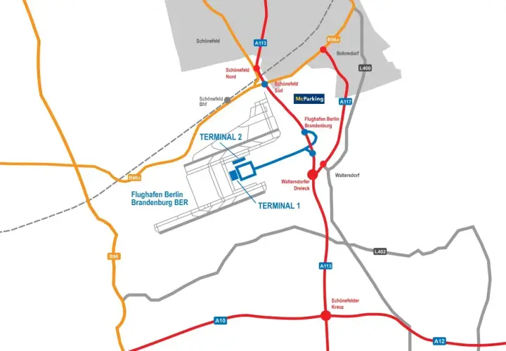 Mapa drogowa lotniska w Berlinie Brandenburgii (BER) z zaznaczonymi terminalami 1 i 2, parkingiem McParking oraz drogami dojazdowymi.