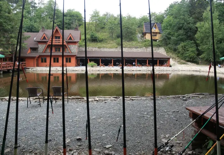 Gdzie na ryby z noclegiem? Odkryj najlepsze łowiska w Polsce!
