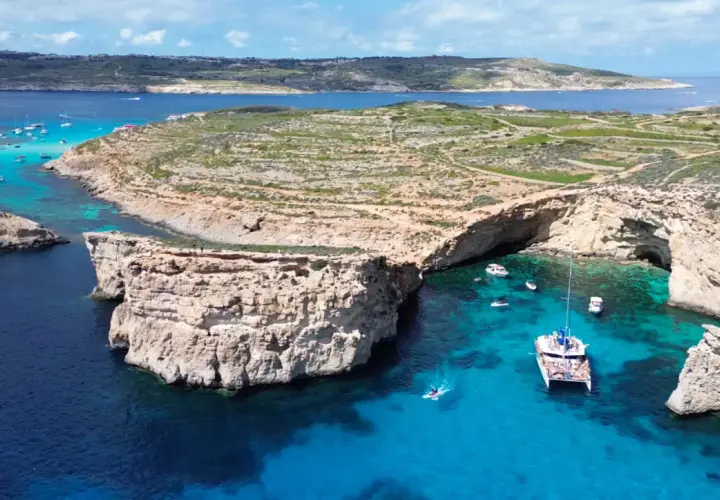 Malta jest bezpieczna, zwłaszcza w tak urokliwych zatoczkach z krystalicznie czystą wodą, gdzie można podziwiać łodzie i skaliste wybrzeża.