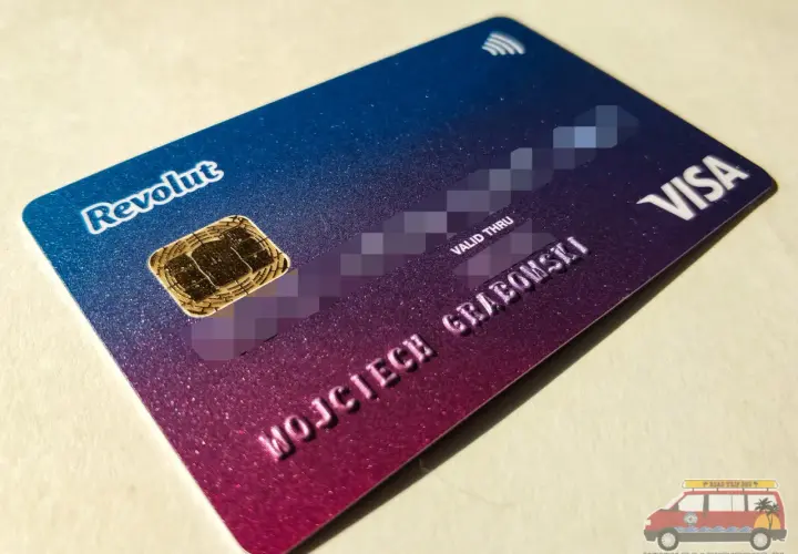 Karta Revolut Visa z chipem i danymi właściciela. To nowoczesne narzędzie płatnicze, które ułatwia zarządzanie finansami.