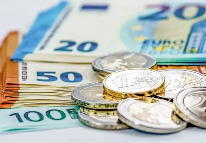 Stos banknotów euro (20, 50, 100) i monet. Zastanawiasz się, ile euro można przewieźć przez granicę na osobę?
