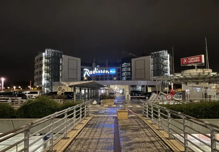 Nocny widok na hotel Radisson Blu Airport Hamburg, z widocznym logo Turkish Airlines.