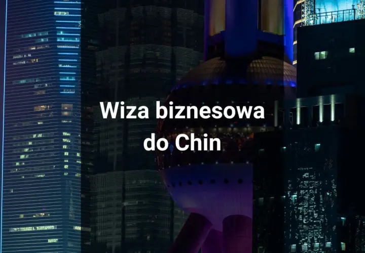 Nocny widok na nowoczesne drapacze chmur w Szanghaju. Napis "Wiza biznesowa do Chin" sugeruje podróż służbową.