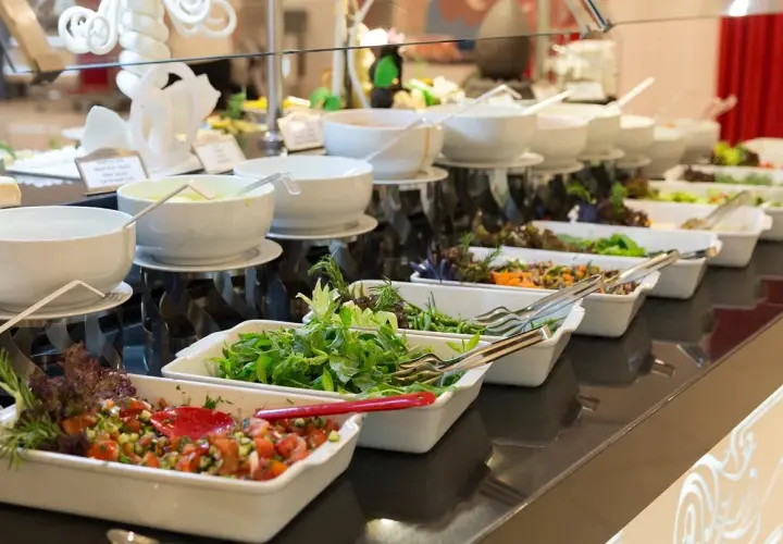 Bufet z sałatkami i sosami, idealny na pełne menu plus. Świeże warzywa i zioła kuszą, by skomponować własną, zdrową porcję.
