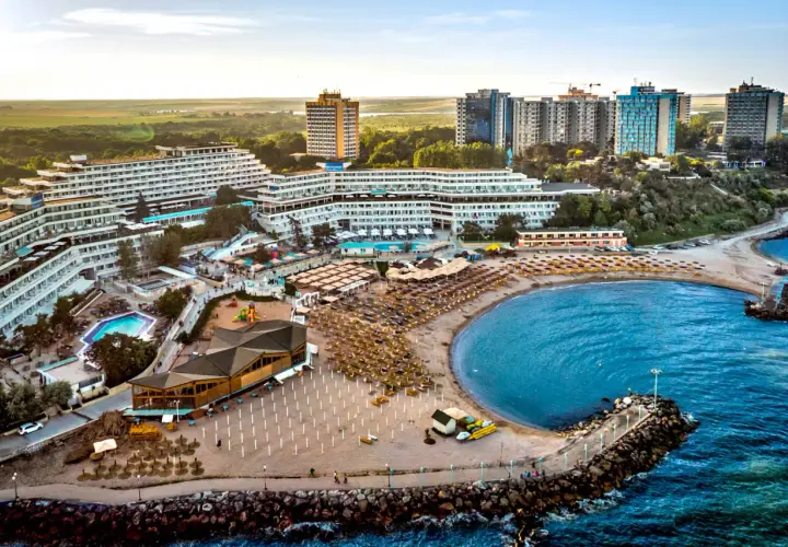 Widok na kurort nad Morzem Czarnym, idealne miejsce na rumuńskie wakacje. Hotele, plaża z leżakami i baseny.