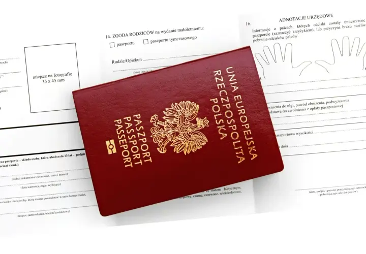 Czerwony paszport Rzeczypospolitej Polskiej leży na formularzu wniosku. Możliwość złożenia wniosku o paszport online ułatwia ten proces.