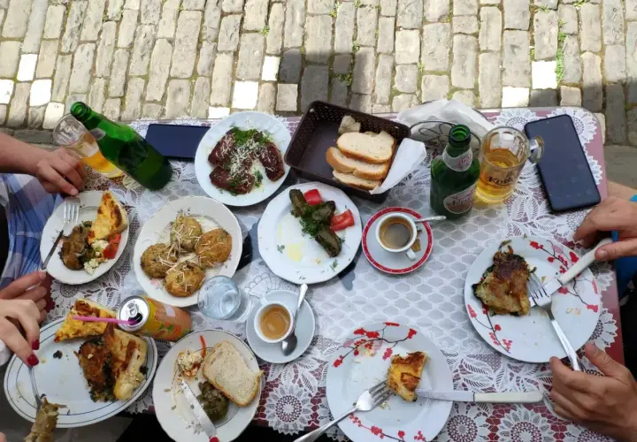 Pyszne albania jedzenie na stole: mięso, pieczywo, kawa i piwo.