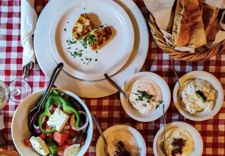 Pyszne jedzenie z Cypru: sałatka grecka, halloumi, pieczywo i dipy. Idealny posiłek na wakacjach.