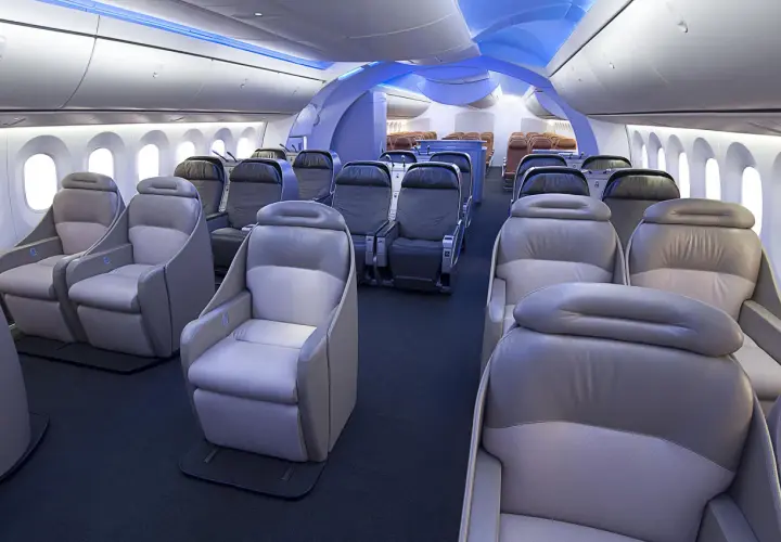 Wnętrze Boeing 787-9 Dreamliner LOT. Rozkład miejsc w klasie biznes, wygodne fotele.
