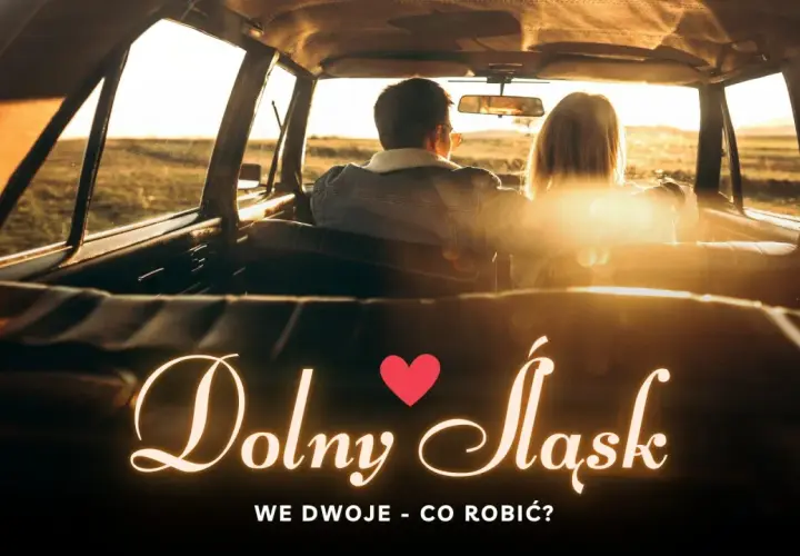 Para w samochodzie podczas zachodu słońca, odkrywająca romantyczne miejsca Dolny Śląsk.