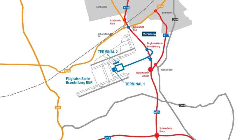 Mapa drogowa lotniska w Berlinie Brandenburgii (BER) z zaznaczonymi terminalami 1 i 2, parkingiem McParking oraz drogami dojazdowymi.