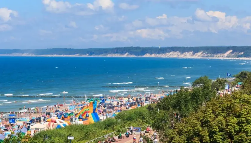 Tani urlop nad Bałtykiem? Sprawdzone sposoby na oszczędne wakacje